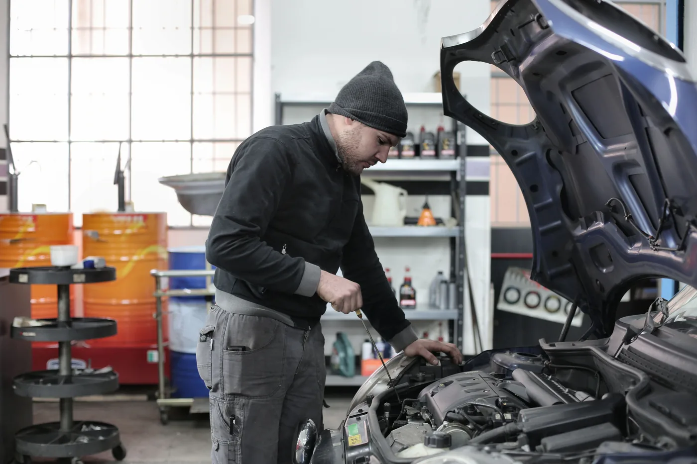 Mechaniker kontrolliert einen Motorraum